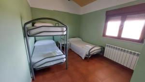 Pokój z 2 łóżkami piętrowymi i oknem w obiekcie Albergue Villa de Salvatierra w mieście Salvatierra de Tormes