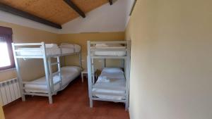 Pokój z 2 łóżkami piętrowymi w pokoju w obiekcie Albergue Villa de Salvatierra w mieście Salvatierra de Tormes