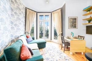 a living room with a couch and a table at Relaxing Flat in London - Sleeps 6 - Garden in Greenford