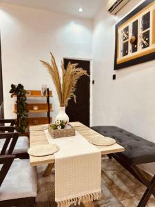 un tavolo in legno con un vaso in una stanza di Sweet Serenity with Ecstatic Views a Lagos