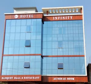 王舍城Hotel Infinity的上面标有标志的酒店大楼