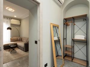 a room with a mirror and a bed at Moderno appartamento nel cuore di Milano in Milan