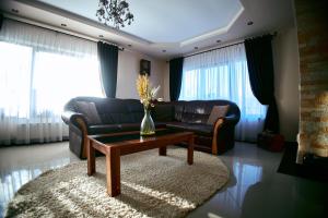 uma sala de estar com um sofá e uma mesa de centro em Casa MagicPlace em Viile Satu Mare