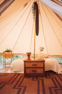 um quarto numa tenda com uma cama e uma mesa em The Spot - 200m de la Plage em Saint-Hilaire-de-Riez