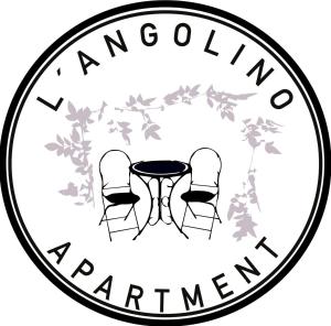 特倫托的住宿－L'angolino apartment，餐厅的标志,带桌椅