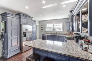 Nhà bếp/bếp nhỏ tại Beautiful Equestrian Estate home w/ Hot Tub!