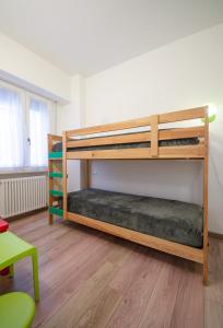2 letti a castello in una camera con pavimento in legno di FRONTE MARE a Pesaro