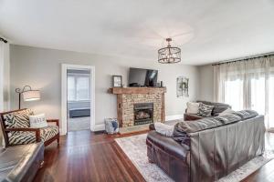 TV/trung tâm giải trí tại Beautiful Equestrian Estate home w/ Hot Tub!