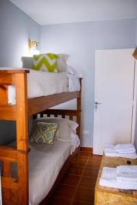 Pokój z 2 łóżkami piętrowymi i stołem w obiekcie Hostel Las Pibas w mieście Sarmiento