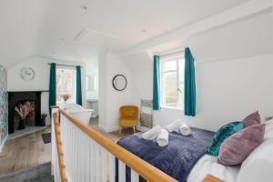 Orchard Cottage في Stoborough: غرفة نوم مع سرير وشرفة مع موقد