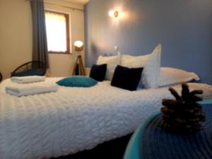 Ein Bett oder Betten in einem Zimmer der Unterkunft chambres et gites d'étretat