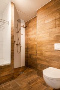 La salle de bains est pourvue d'une douche et de toilettes. dans l'établissement Landhuis Hotel de Herikerberg, à Markelo