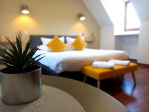 Ein Bett oder Betten in einem Zimmer der Unterkunft chambres et gites d'étretat