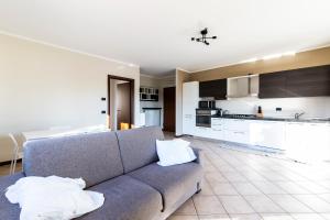 ein Wohnzimmer mit einem Sofa und einer Küche in der Unterkunft Legnano 20 in Bollate
