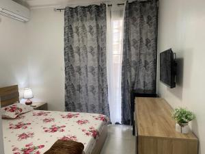 - une chambre avec un lit, une table et une fenêtre dans l'établissement CHEZ CODOU FANN - POINT E, à Dakar