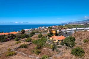 una vista aérea de una casa en una colina junto al océano en Twin Room at Villa Lila en Puerto de la Cruz