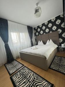 um quarto com uma cama com uma parede com estampa de zebra em RED Dhomes . Near Nymphaea em Oradea