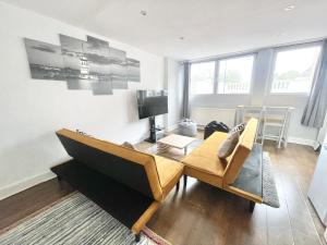 un soggiorno con divano e TV di MUST VIEW - Slick Retreat in Holloway - Next to Emirates Stadium - Sleeps up to 6 a Londra