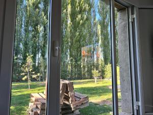 una finestra con una panca di legno in un cortile di General Roca hermosa habitacion con baño privado a General Roca