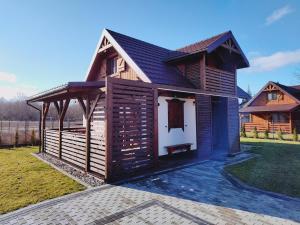 ein großes Holzhaus mit einem Gamer-Dach in der Unterkunft Domki Przydwórz 