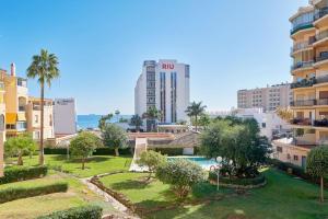 uma vista para uma cidade com edifícios em Erisa I apartament La Carihuela 100 mts beach em Torremolinos