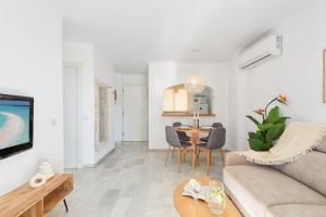 uma sala de estar com um sofá e uma mesa em Erisa I apartament La Carihuela 100 mts beach em Torremolinos