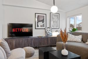 TV a/nebo společenská místnost v ubytování Best Possible Location-Laugavegur Luxury Loft + 37 fotografií