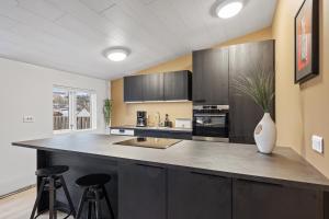 Una cocina o zona de cocina en Best Possible Location-Laugavegur Luxury Loft