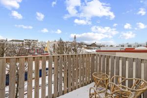 Un balcón o terraza de Best Possible Location-Laugavegur Luxury Loft