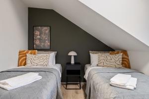 2 camas en una habitación con ático en Best Possible Location-Laugavegur Luxury Loft, en Reikiavik