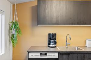 Una cocina o zona de cocina en Best Possible Location-Laugavegur Luxury Loft