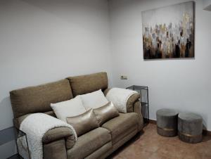 una sala de estar con sofá y una pintura en la pared en CASA BOURELA, en Cangas de Morrazo