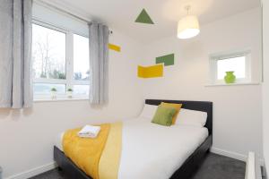 1 dormitorio con cama y ventana en Comfy 2BR Apartment with Balcony - Waterlily en Coventry