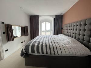 Łóżko lub łóżka w pokoju w obiekcie La Villa M à Pramousquier