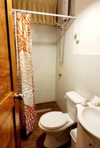 une petite salle de bain avec toilettes et lavabo dans l'établissement Casa del Norte: Casa del Norte: Mediterranean Charm in Lobitos, Peru - Ideal Surf Haven for All Levels, à Lobitos