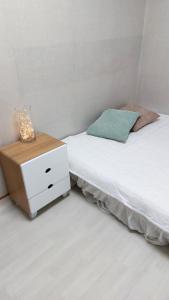 Кровать или кровати в номере Mokhwajang Motel