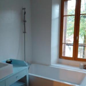 uma casa de banho com uma janela e uma banheira em La Maison Pain d'Epices em Chichilianne