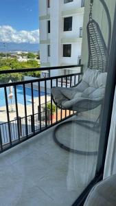 una sedia su un balcone con vista sull'oceano di Hermoso Apto con excelente ubicación a Valledupar Altre 15 foto