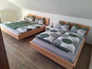 Cette chambre comprend 2 lits jumeaux. dans l'établissement Ferienwohnung Koller, à Lam