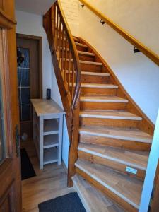- un escalier en bois dans une chambre avec une table dans l'établissement Ferienwohnung Koller, à Lam