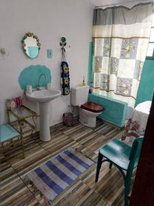 a bathroom with a sink and a toilet at Casa de campo em Embu das Artes in Embu