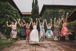 een groep vrouwen die in de lucht springen met hun handen in de lucht bij Hotel Convento San Roque in Balmaseda