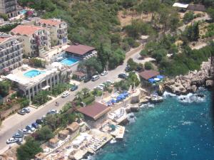 una vista aérea de un complejo situado junto a un cuerpo de agua en Aqua Princess Hotel, en Kas