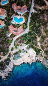 eine Luftansicht eines Resorts neben dem Wasser in der Unterkunft Aquarius Hotel in Kaş