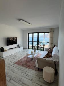una sala de estar blanca con vistas al océano en SUL MARE en Puerto de Santiago