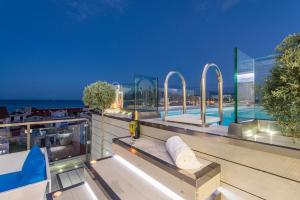 een gebouw met een zwembad en een fles wijn bij Diana Hotel in Zakynthos