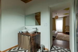 baño con lavabo en un armario de madera en La Maison Qui Ronronne, en Riec-sur-Bélon