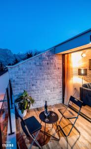 eine Terrasse mit einem Tisch und Stühlen auf dem Balkon in der Unterkunft Villa Stefina in Kotor