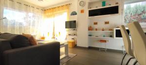 Televízia a/alebo spoločenská miestnosť v ubytovaní Tabarca - Chalet con jardín y piscina comunitaria