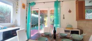 Posedenie v ubytovaní Tabarca - Chalet con jardín y piscina comunitaria
